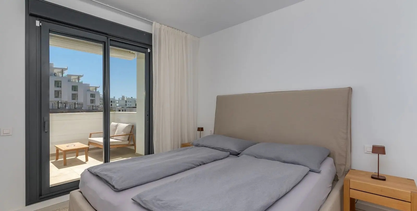 Sale of middle floor apartment in Higueron 10
