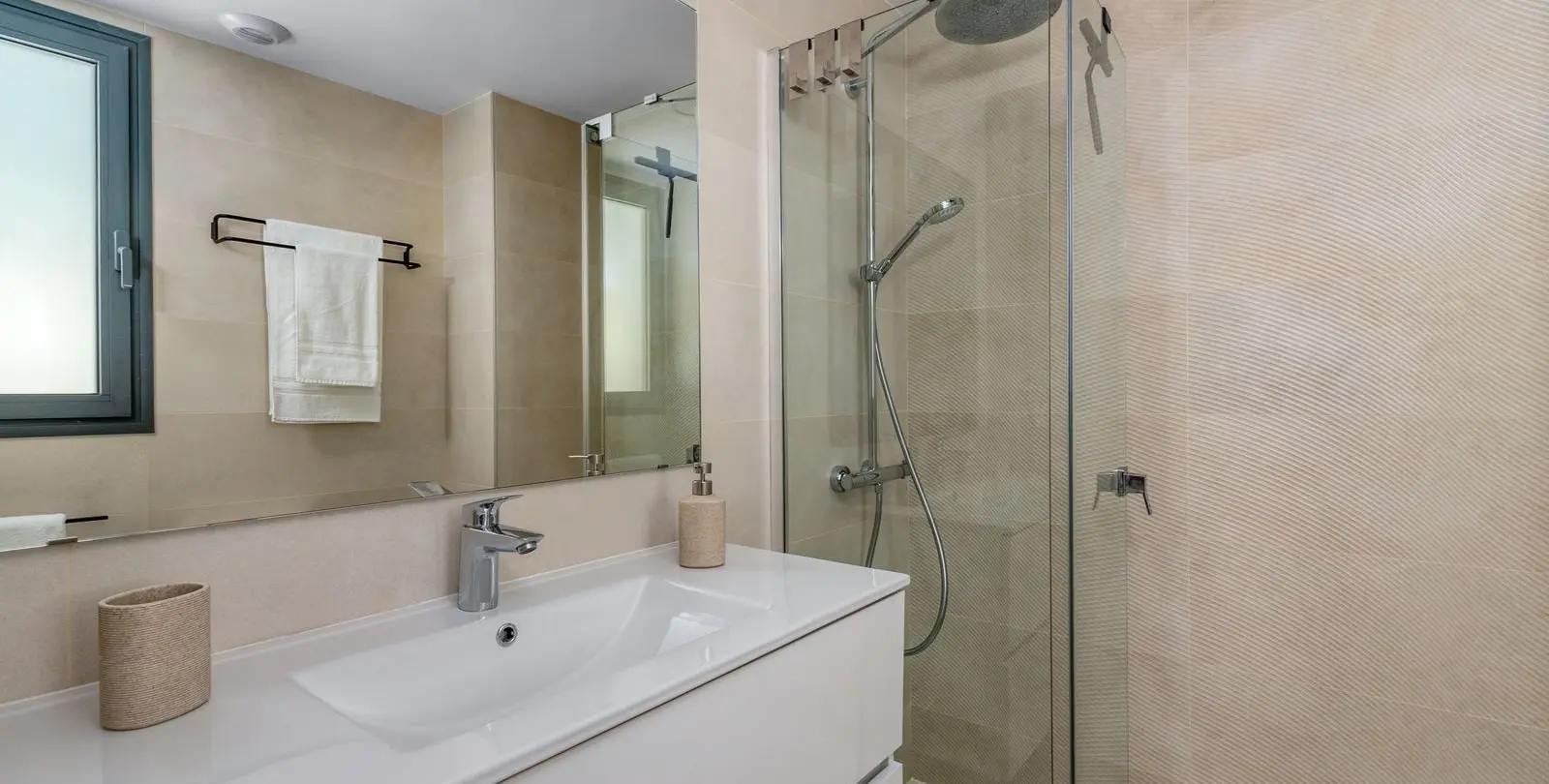 Sale of middle floor apartment in Higueron 11