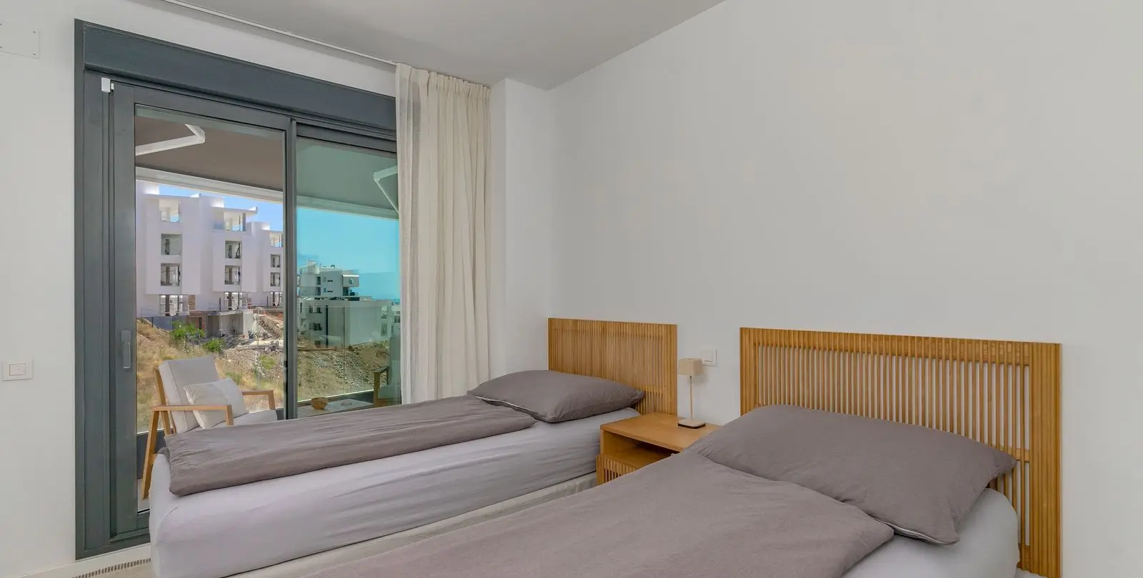 Sale of middle floor apartment in Higueron 13