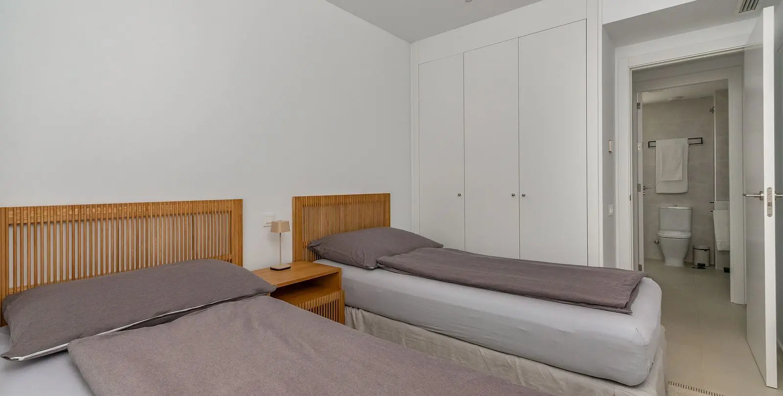 Sale of middle floor apartment in Higueron 14