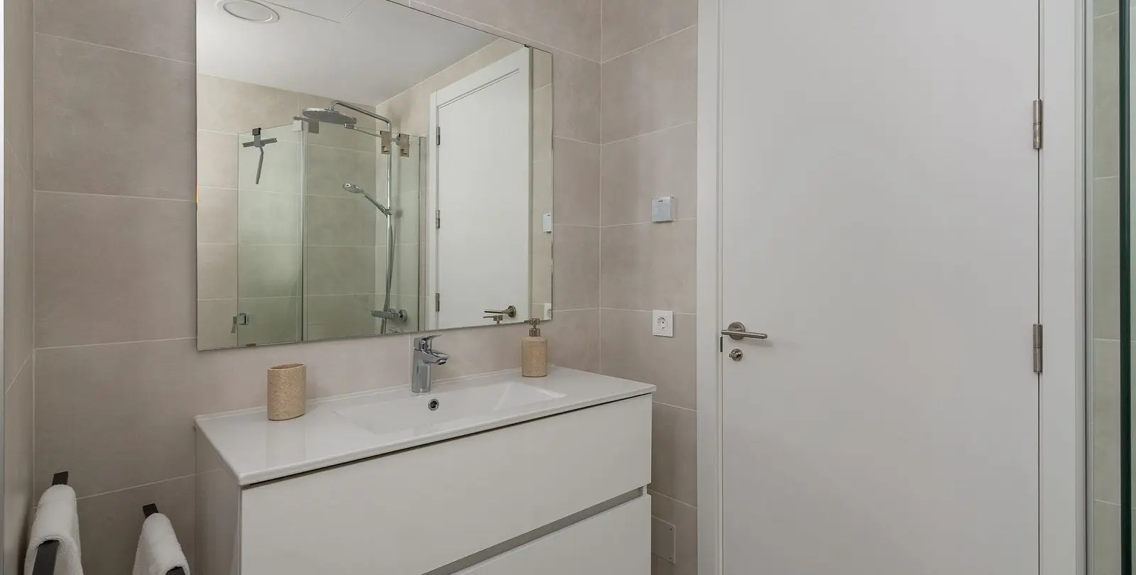 Sale of middle floor apartment in Higueron 16