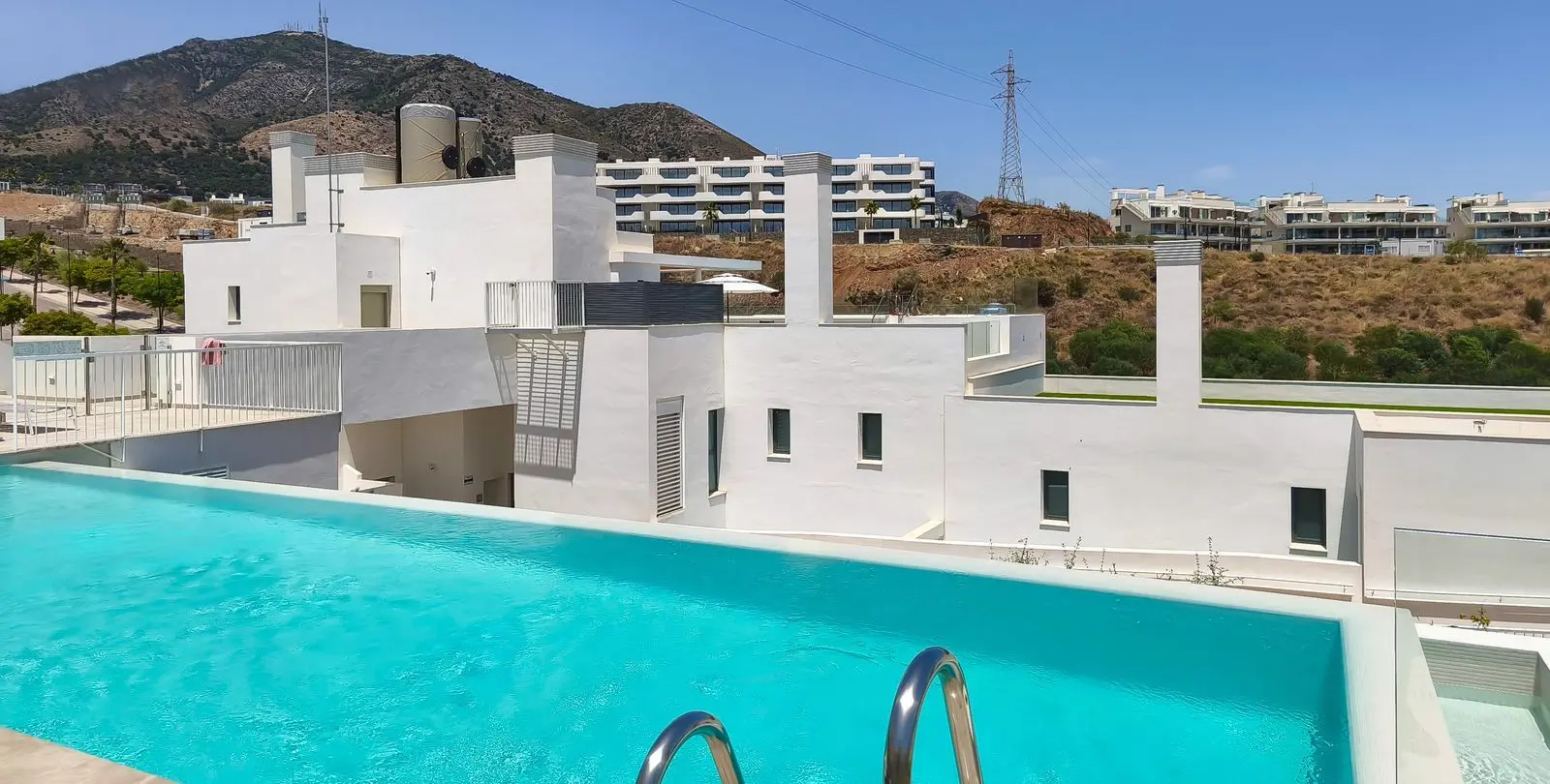 Sale of middle floor apartment in Higueron 17