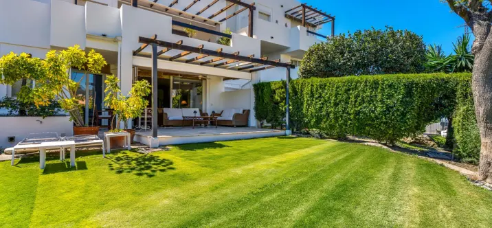 Продажа апартаментов на первом этаже в Estepona 0