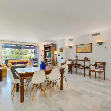 Продажа апартаментов на первом этаже в Estepona