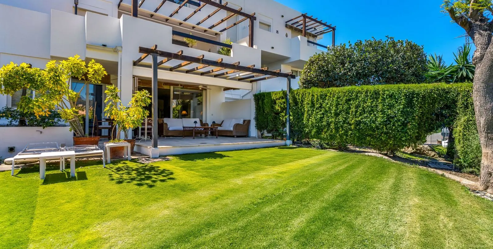 Venta de apartamento en planta baja en Estepona 1