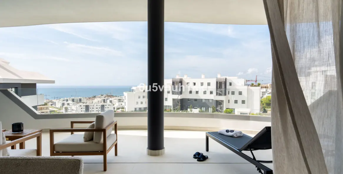 Sale of middle floor apartment in Fuengirola 1