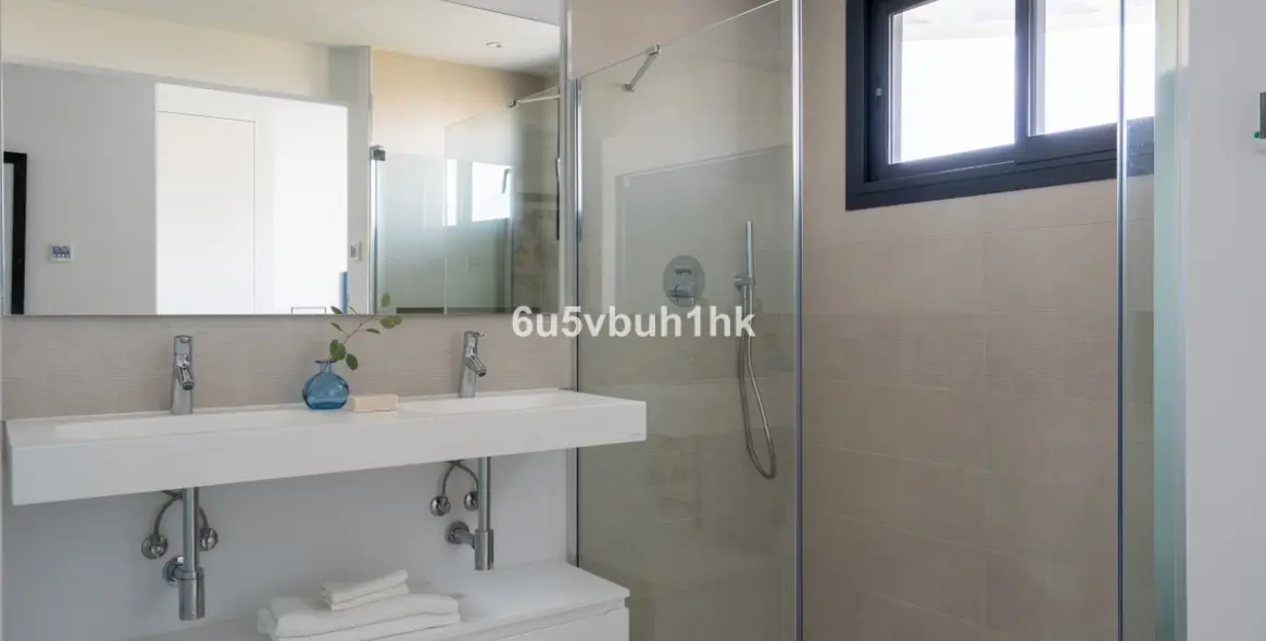 Sale of middle floor apartment in Fuengirola 30