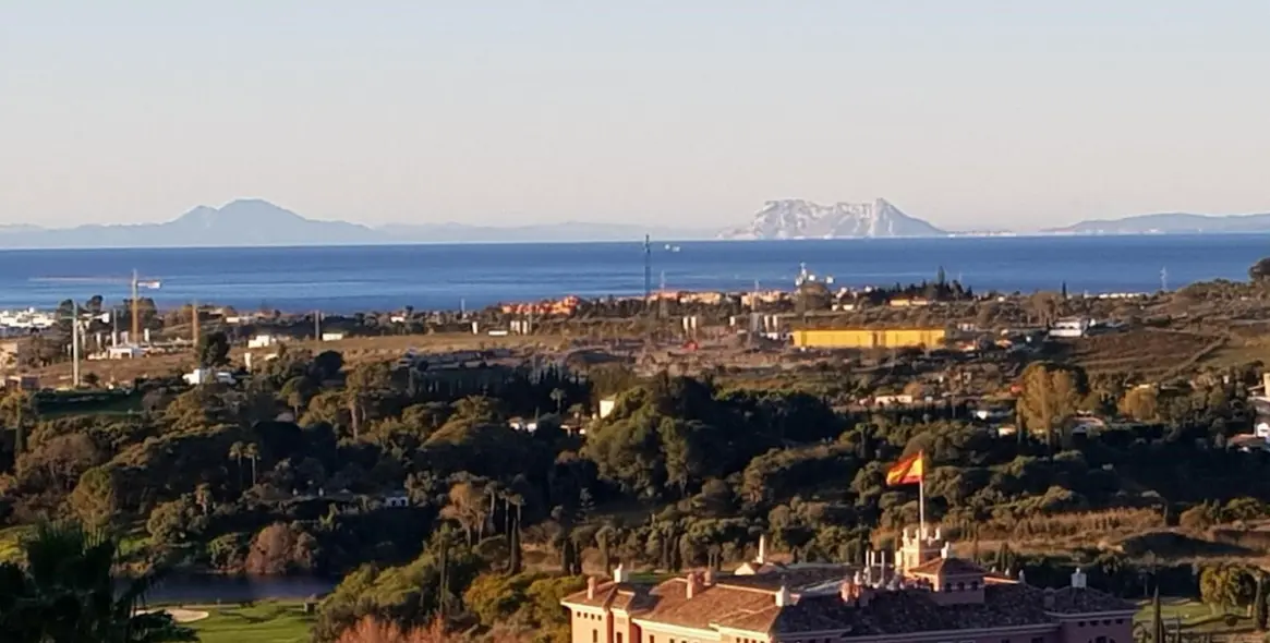 Продажа апартаментов на среднем этаже в Los Flamingos 1