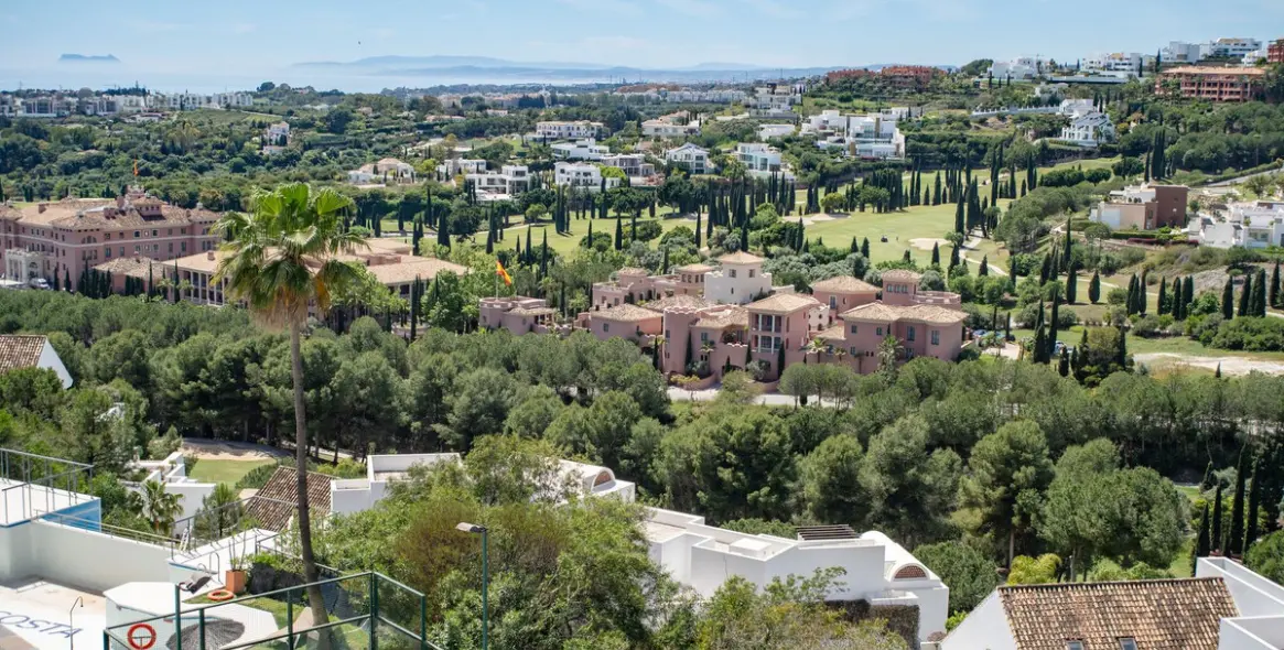 Продажа апартаментов на среднем этаже в Los Flamingos 13