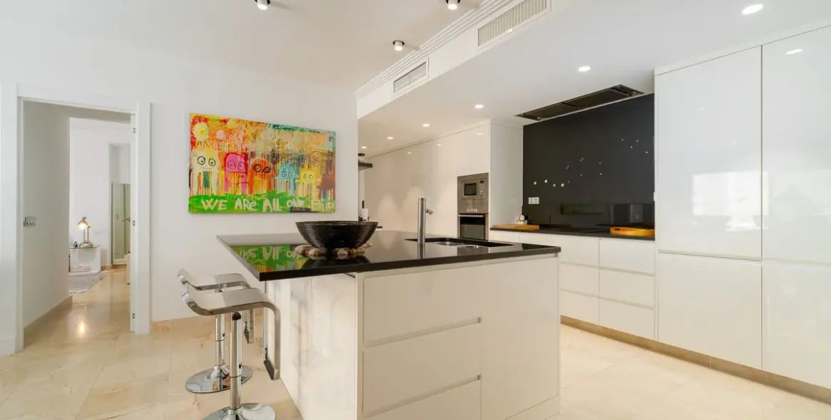 Продажа апартаментов на среднем этаже в Los Flamingos 23