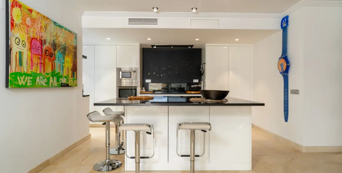 Продажа апартаментов на среднем этаже в Los Flamingos 24