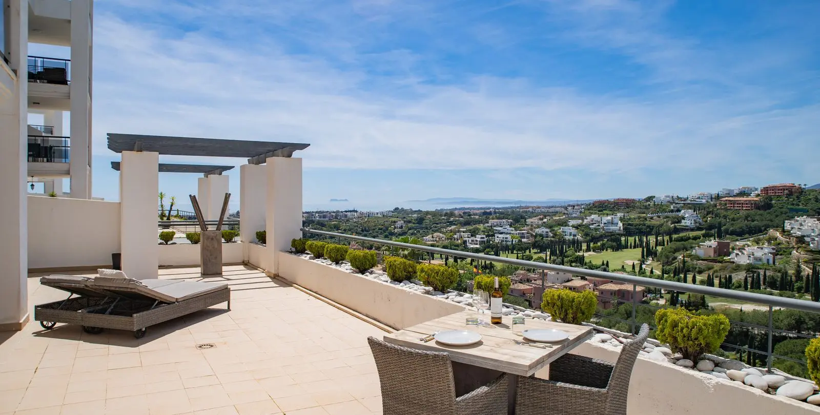 Sale of middle floor apartment in Benahavís 1