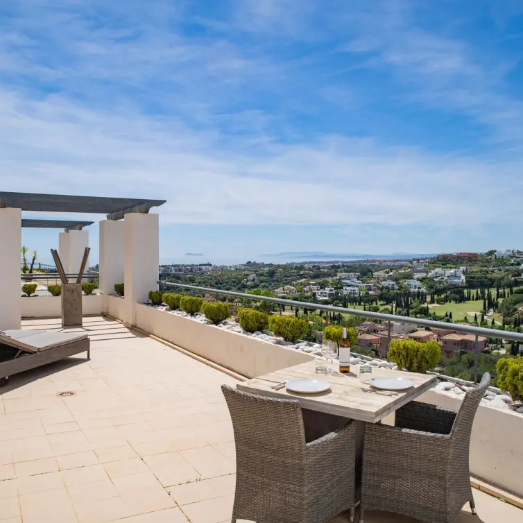 Sale of middle floor apartment in Benahavís