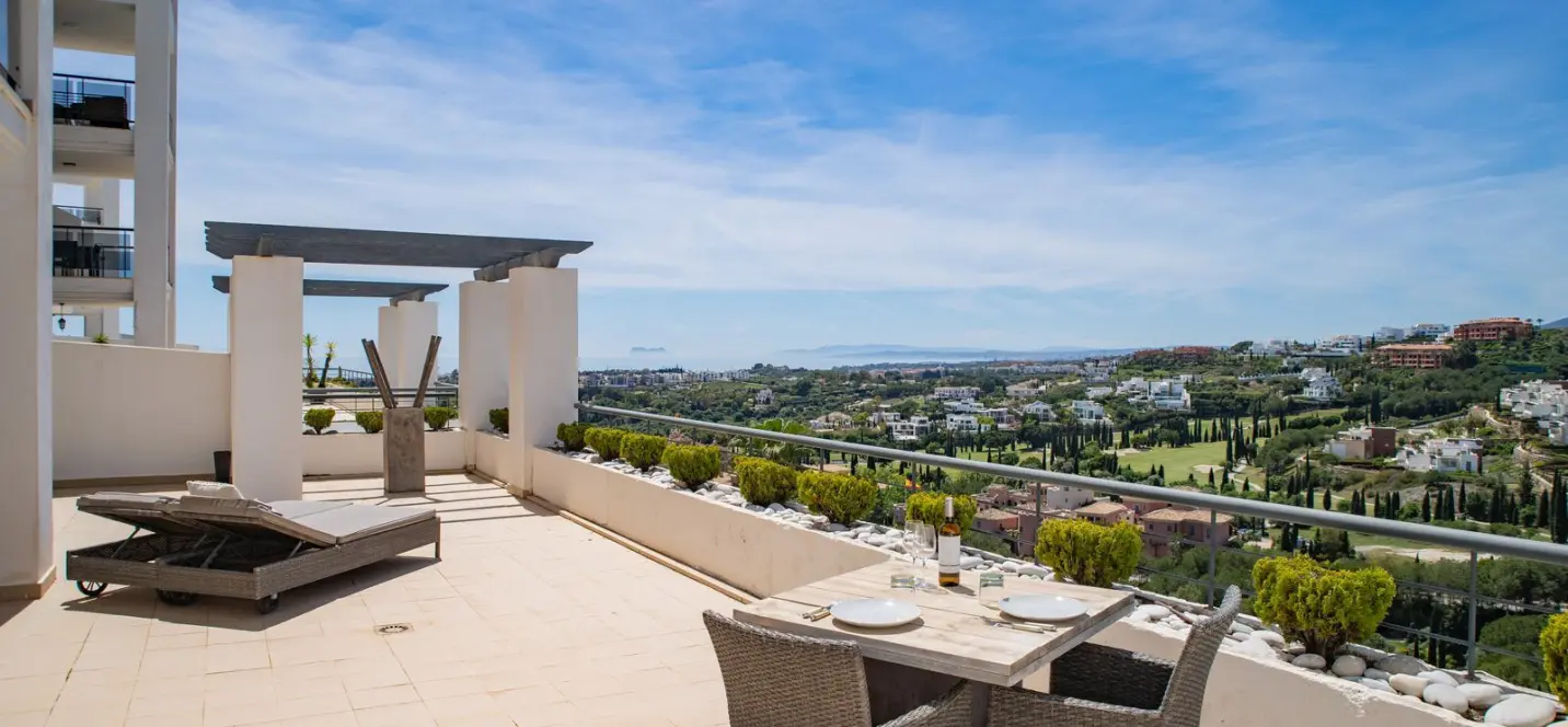 Sale of middle floor apartment in Benahavís 0