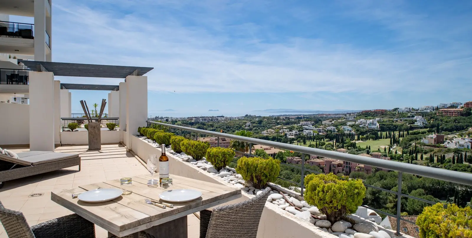 Sale of middle floor apartment in Benahavís 2