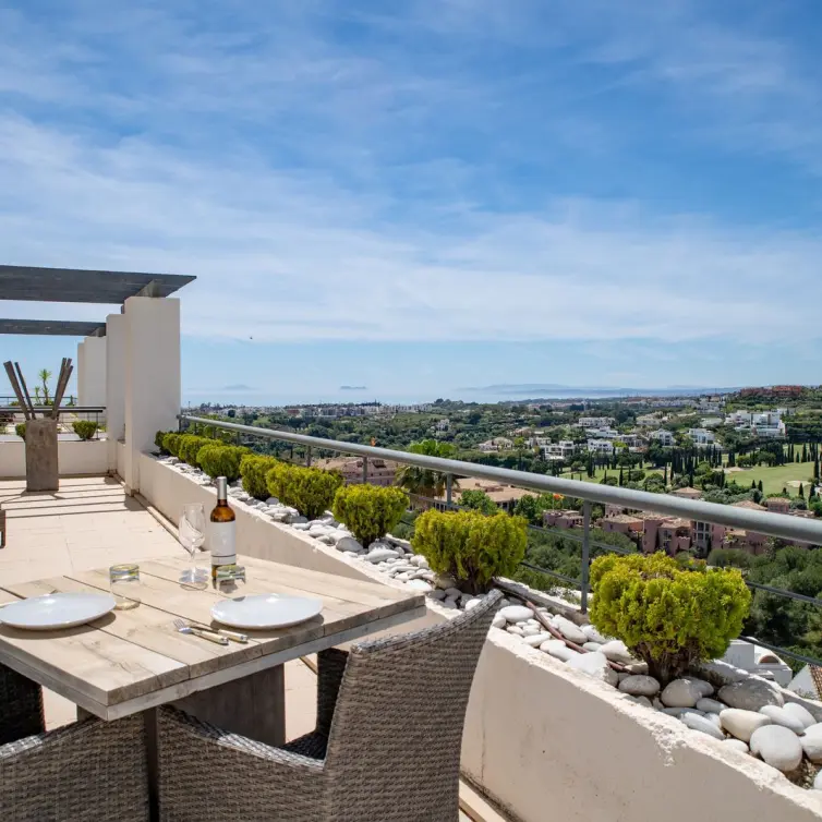 Sale of middle floor apartment in Benahavís