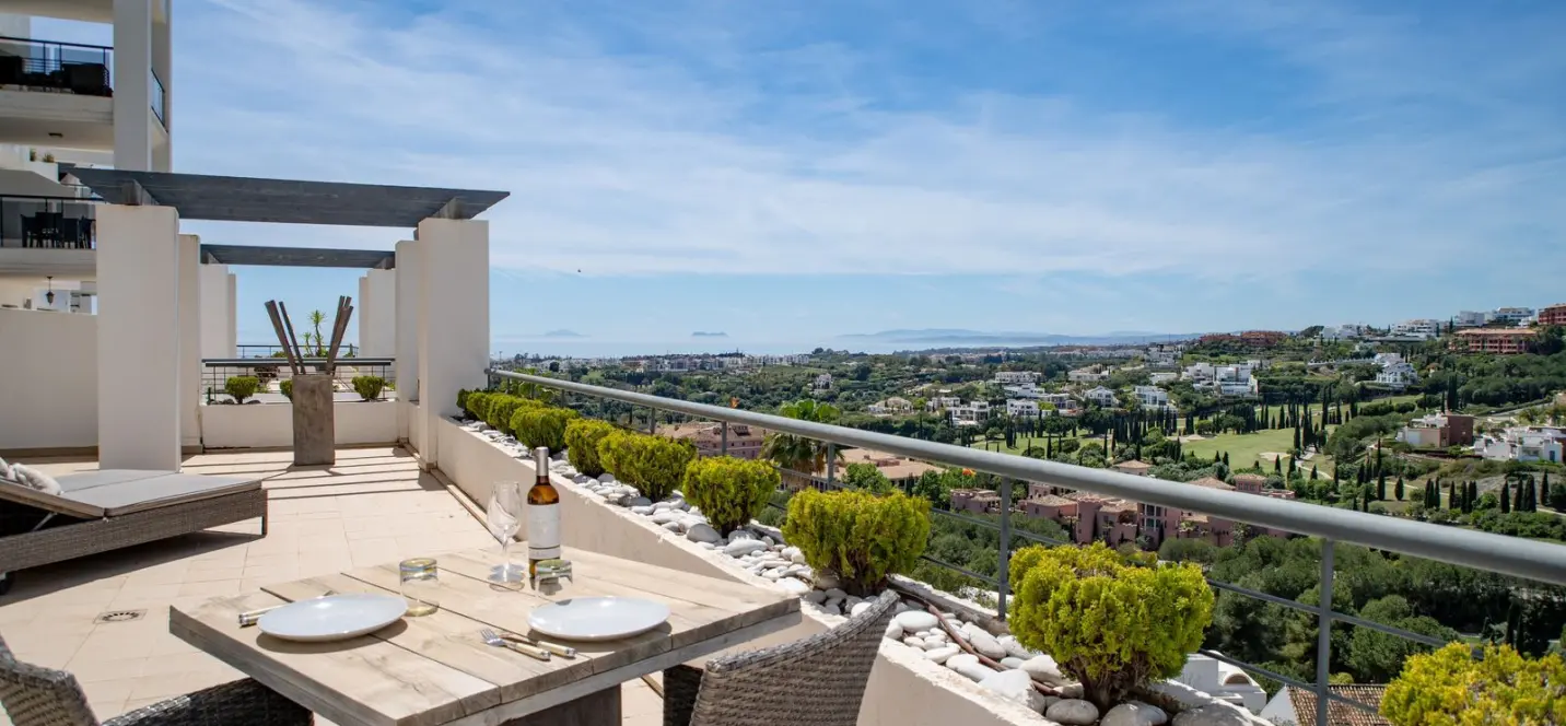 Sale of middle floor apartment in Benahavís 1