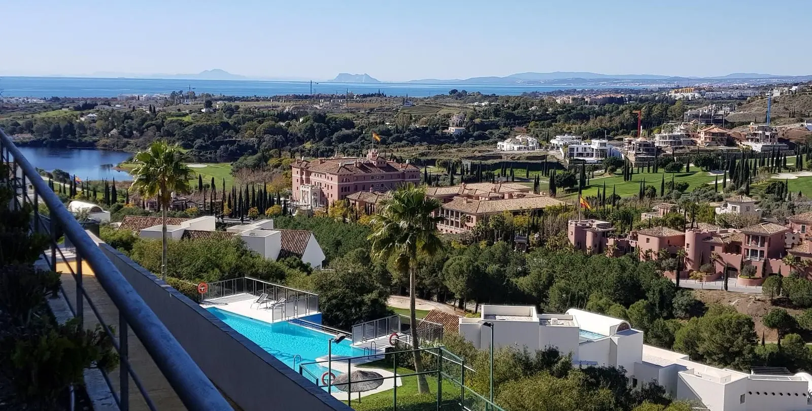 Sale of middle floor apartment in Benahavís 3