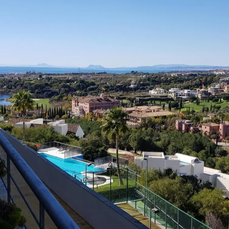 Sale of middle floor apartment in Benahavís