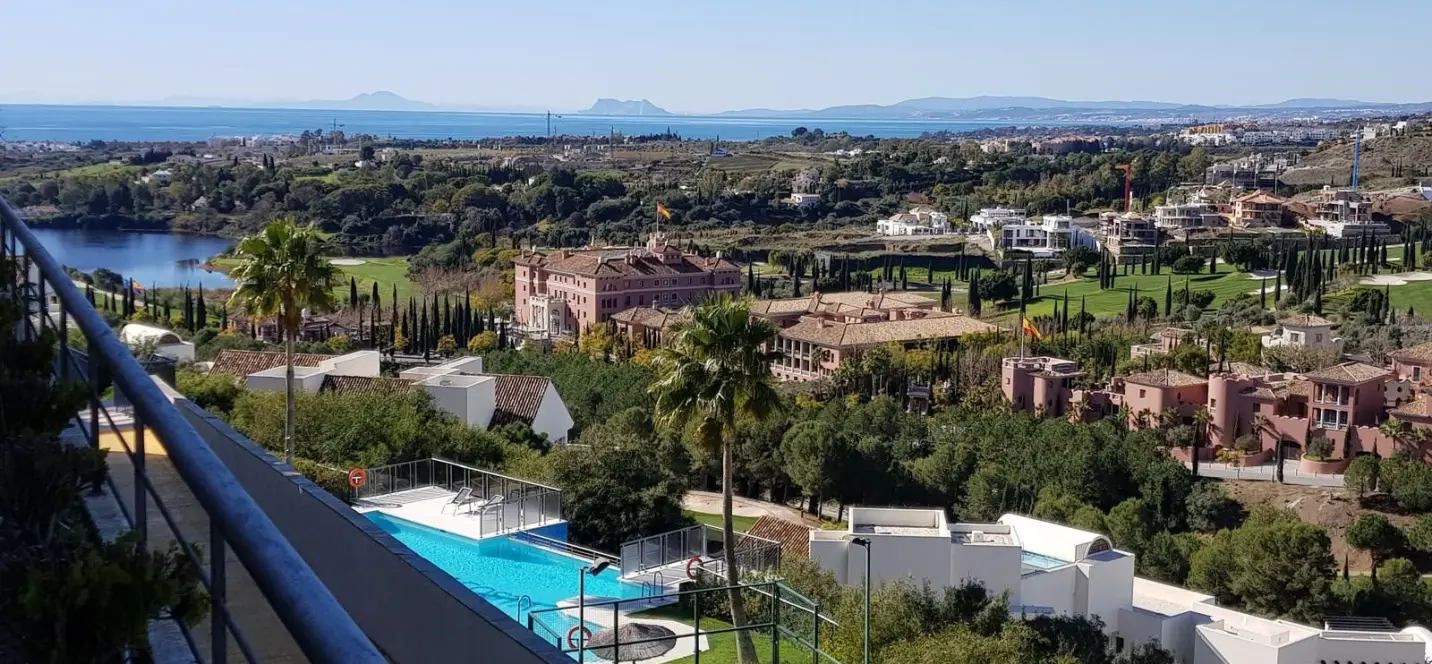 Sale of middle floor apartment in Benahavís 2