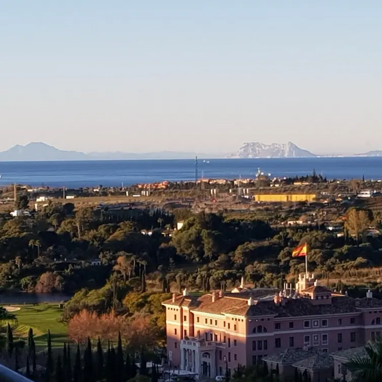 Sale of middle floor apartment in Benahavís