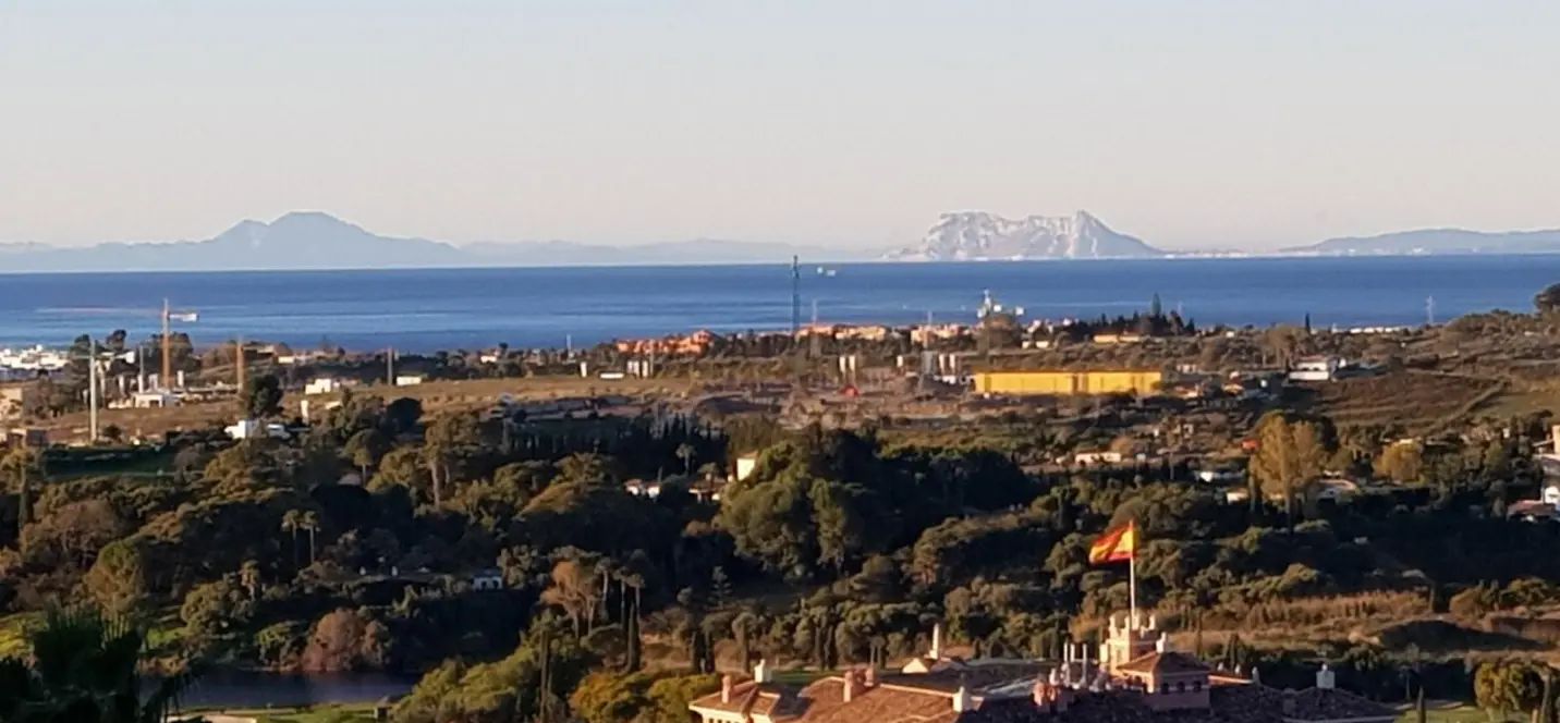 Sale of middle floor apartment in Benahavís 3