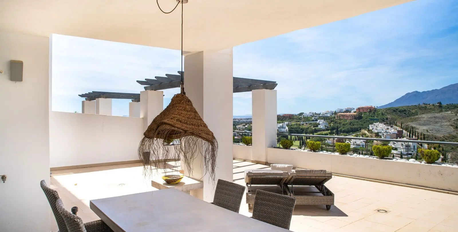 Sale of middle floor apartment in Benahavís 5