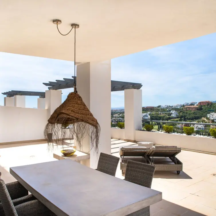 Sale of middle floor apartment in Benahavís