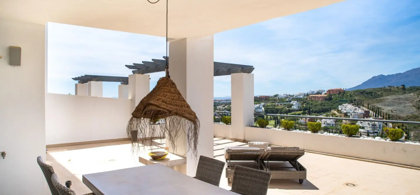 Sale of middle floor apartment in Benahavís 4