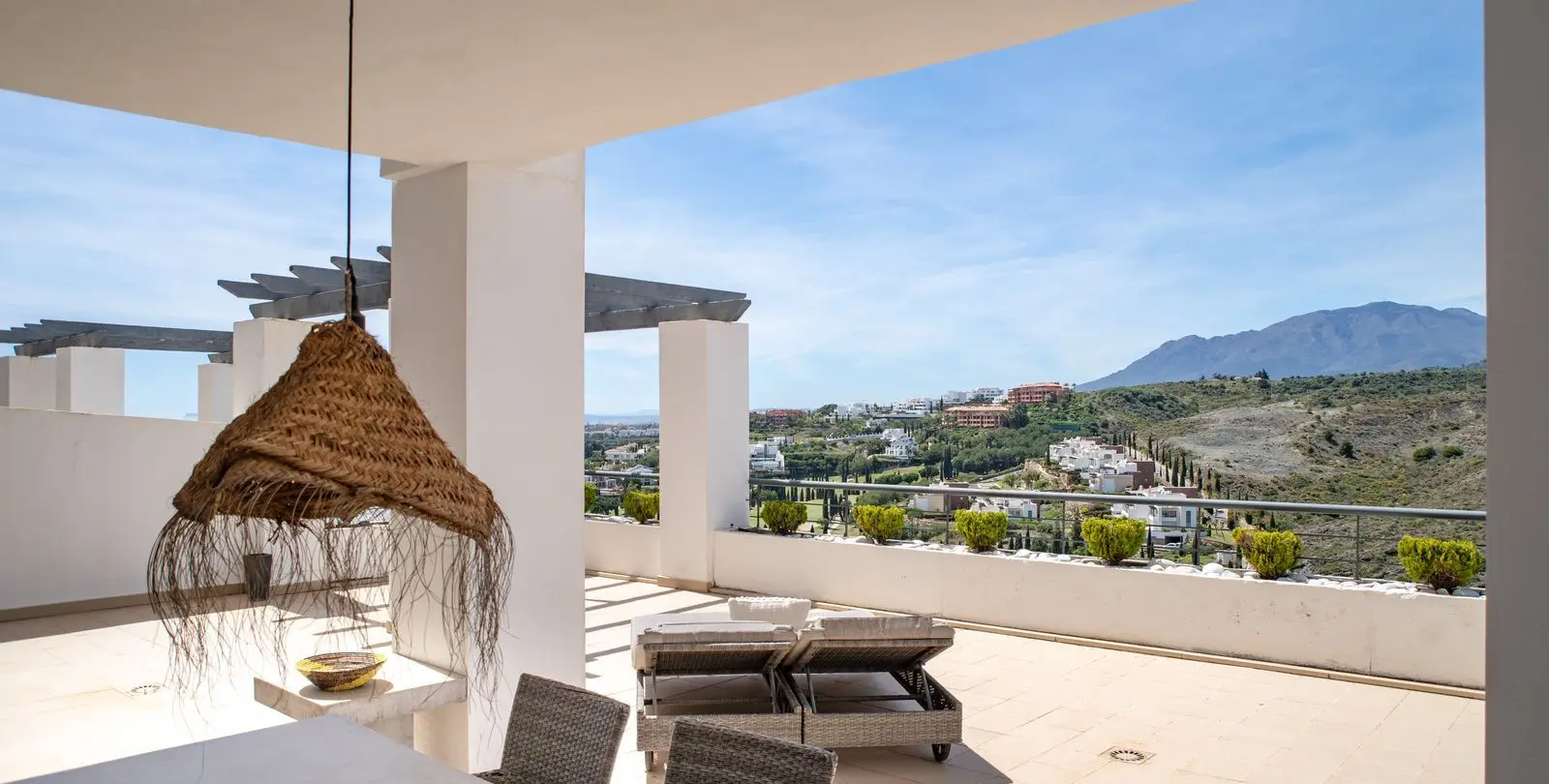 Sale of middle floor apartment in Benahavís 6