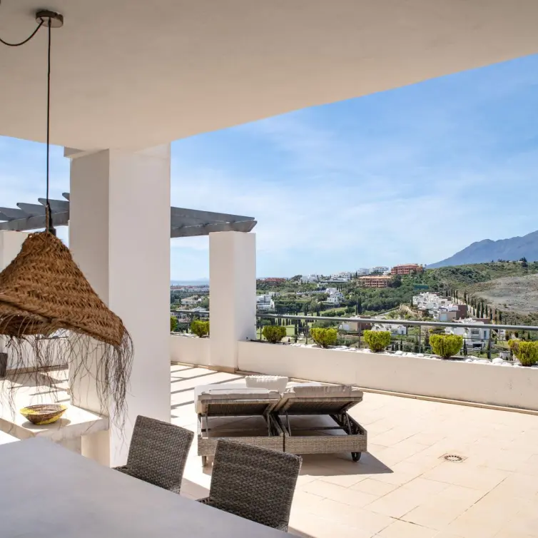 Sale of middle floor apartment in Benahavís