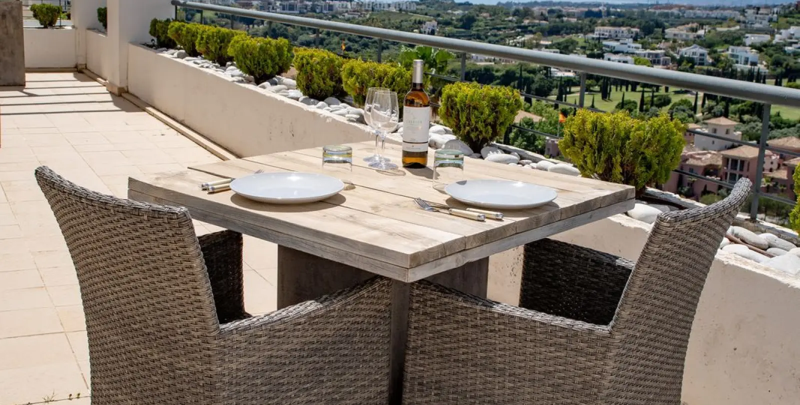 Sale of middle floor apartment in Benahavís 8