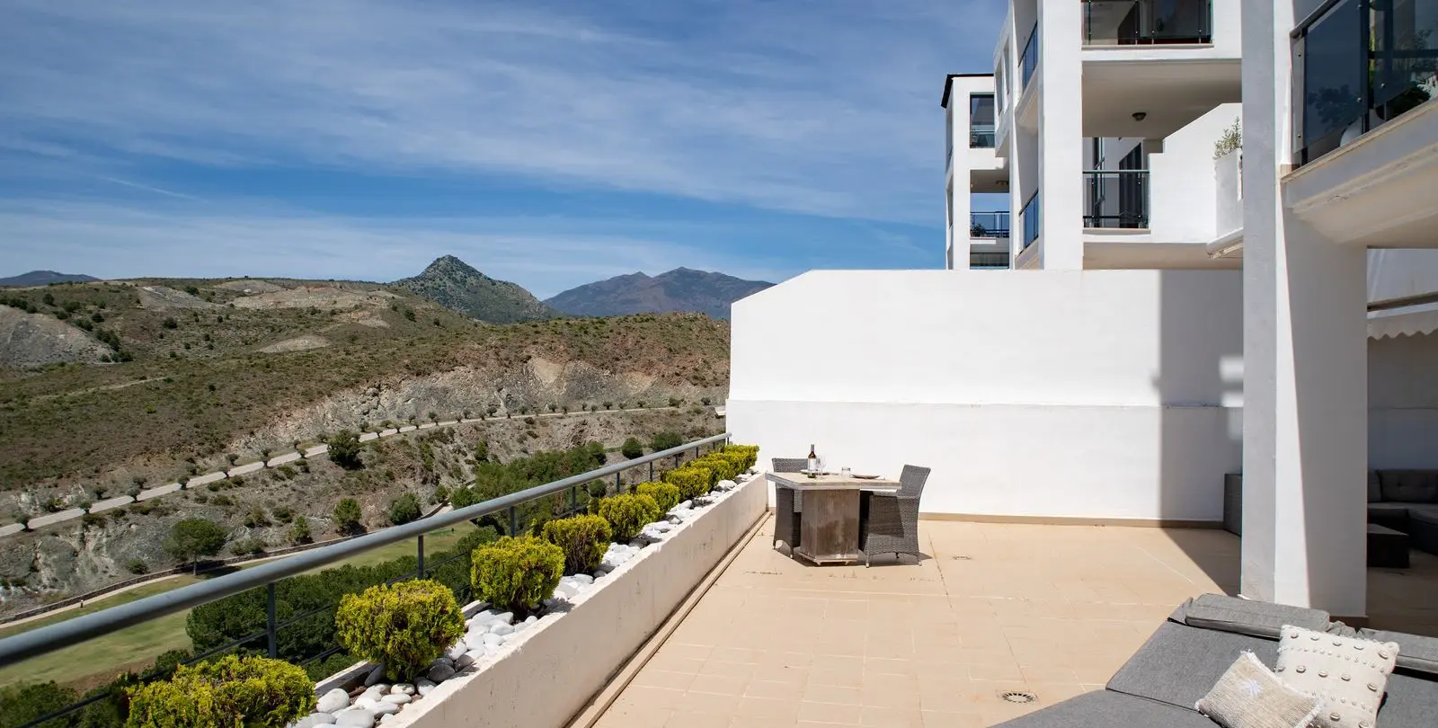 Sale of middle floor apartment in Benahavís 9