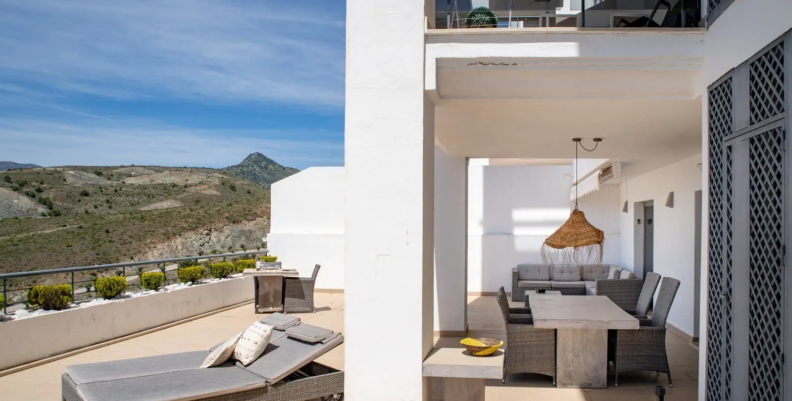 Sale of middle floor apartment in Benahavís 10