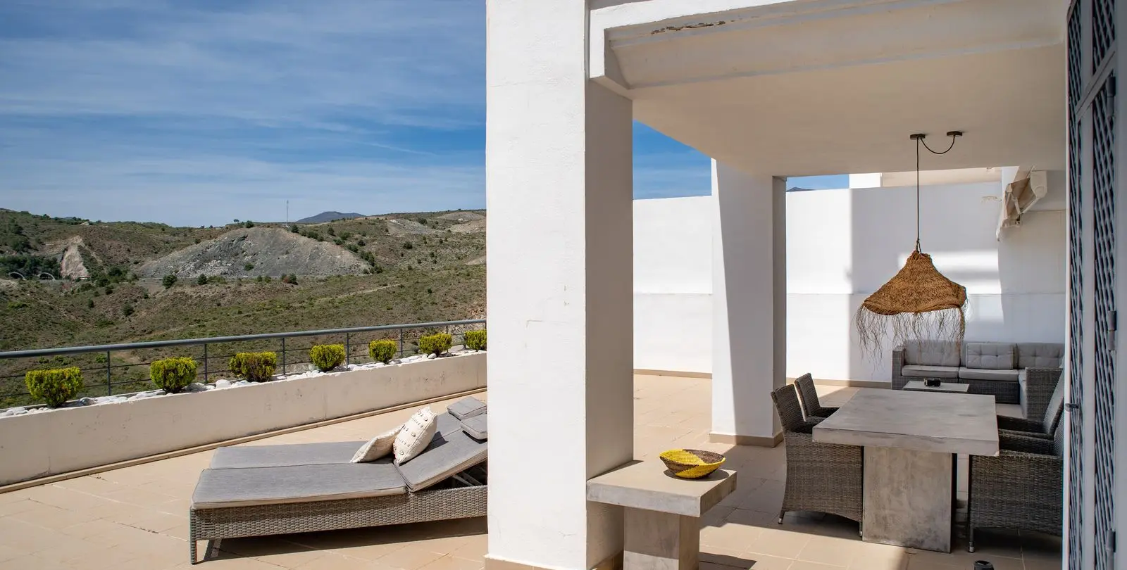 Sale of middle floor apartment in Benahavís 11