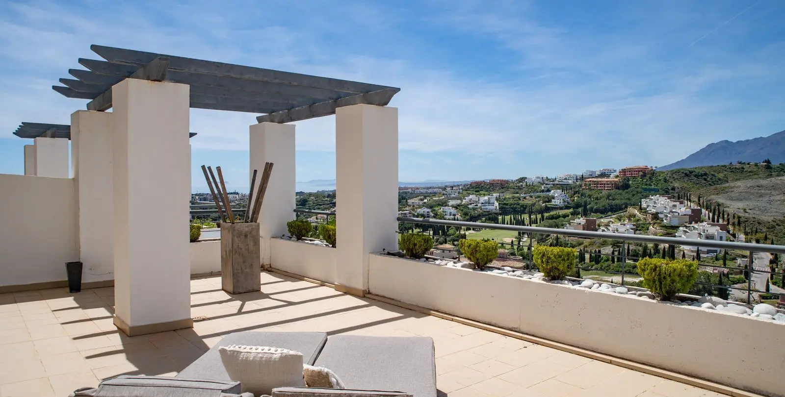 Sale of middle floor apartment in Benahavís 12