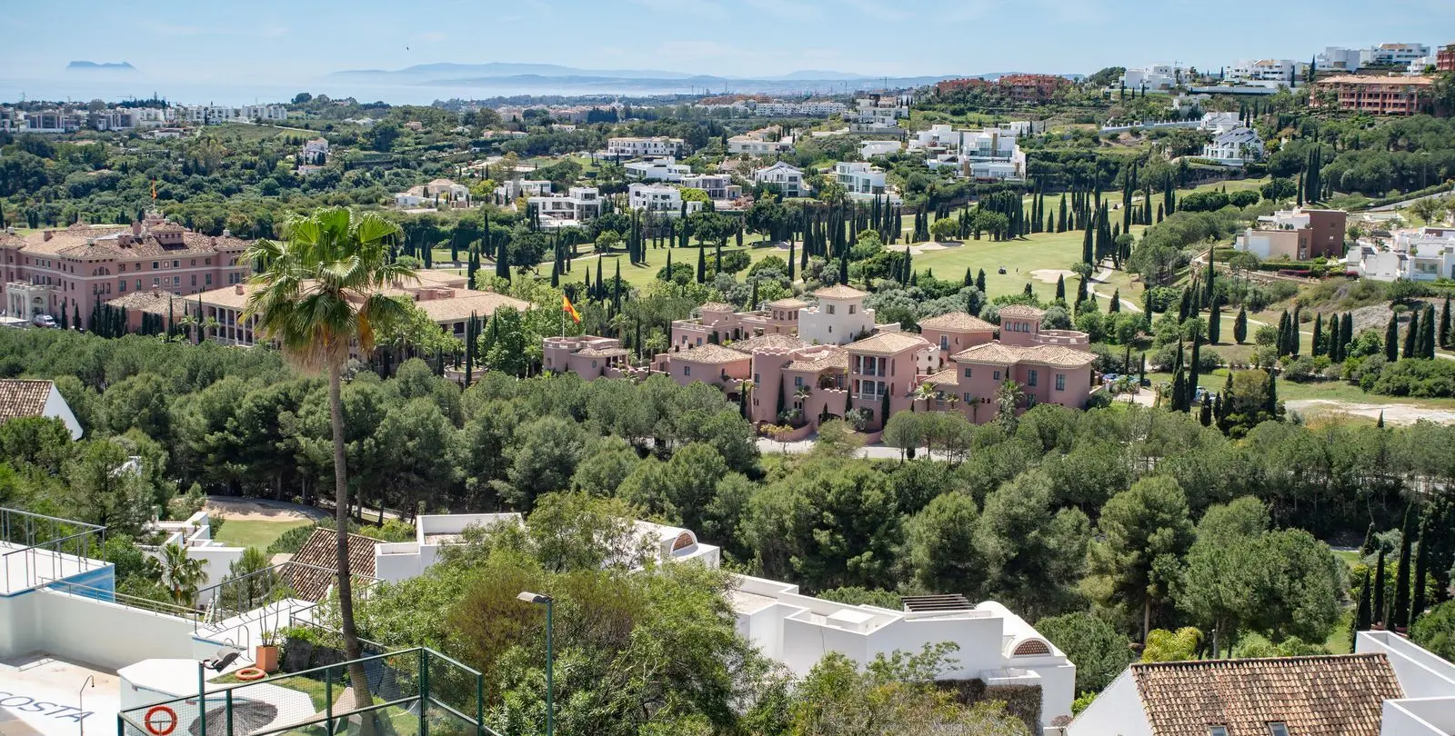 Sale of middle floor apartment in Benahavís 13