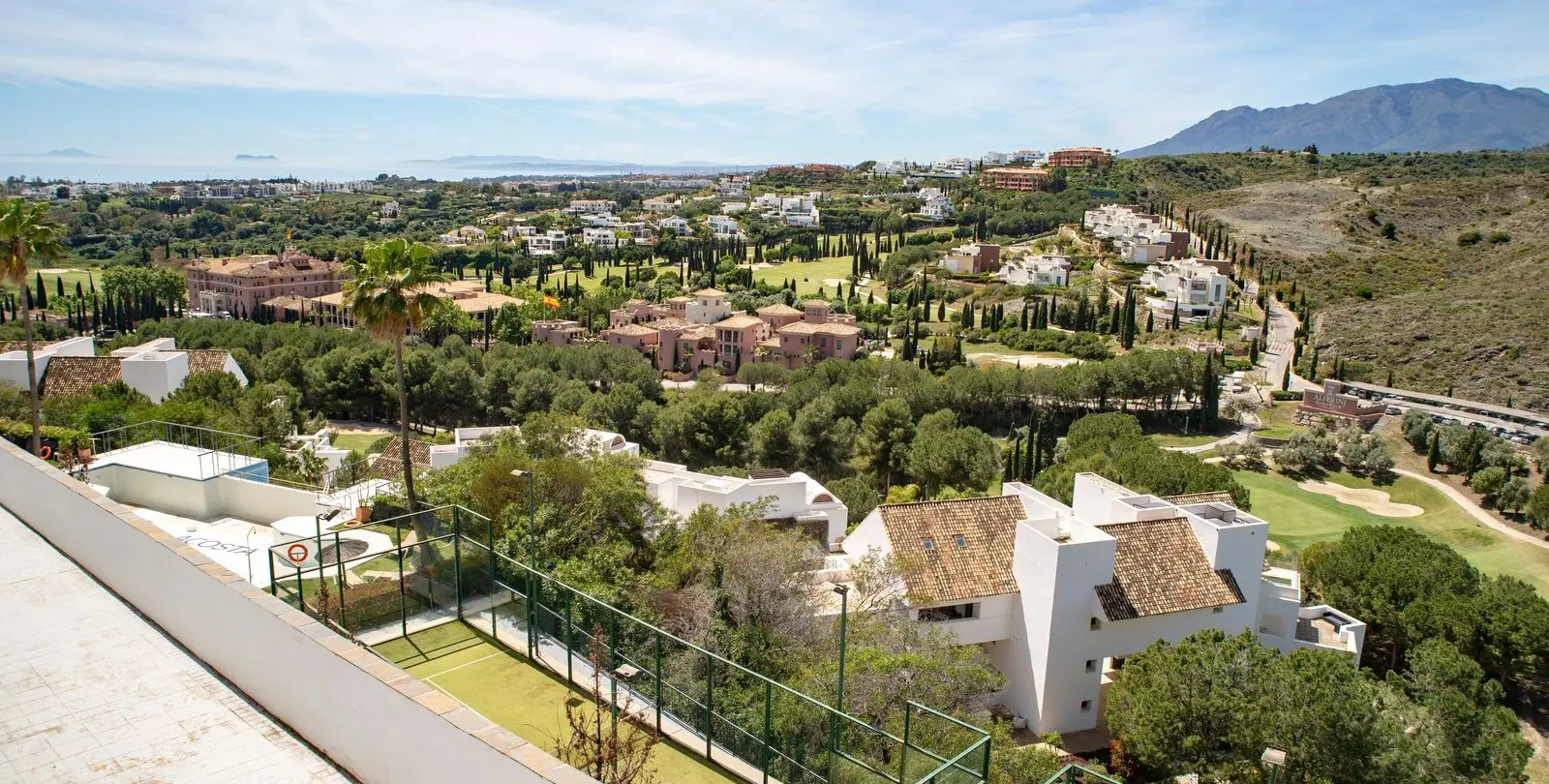 Sale of middle floor apartment in Benahavís 14