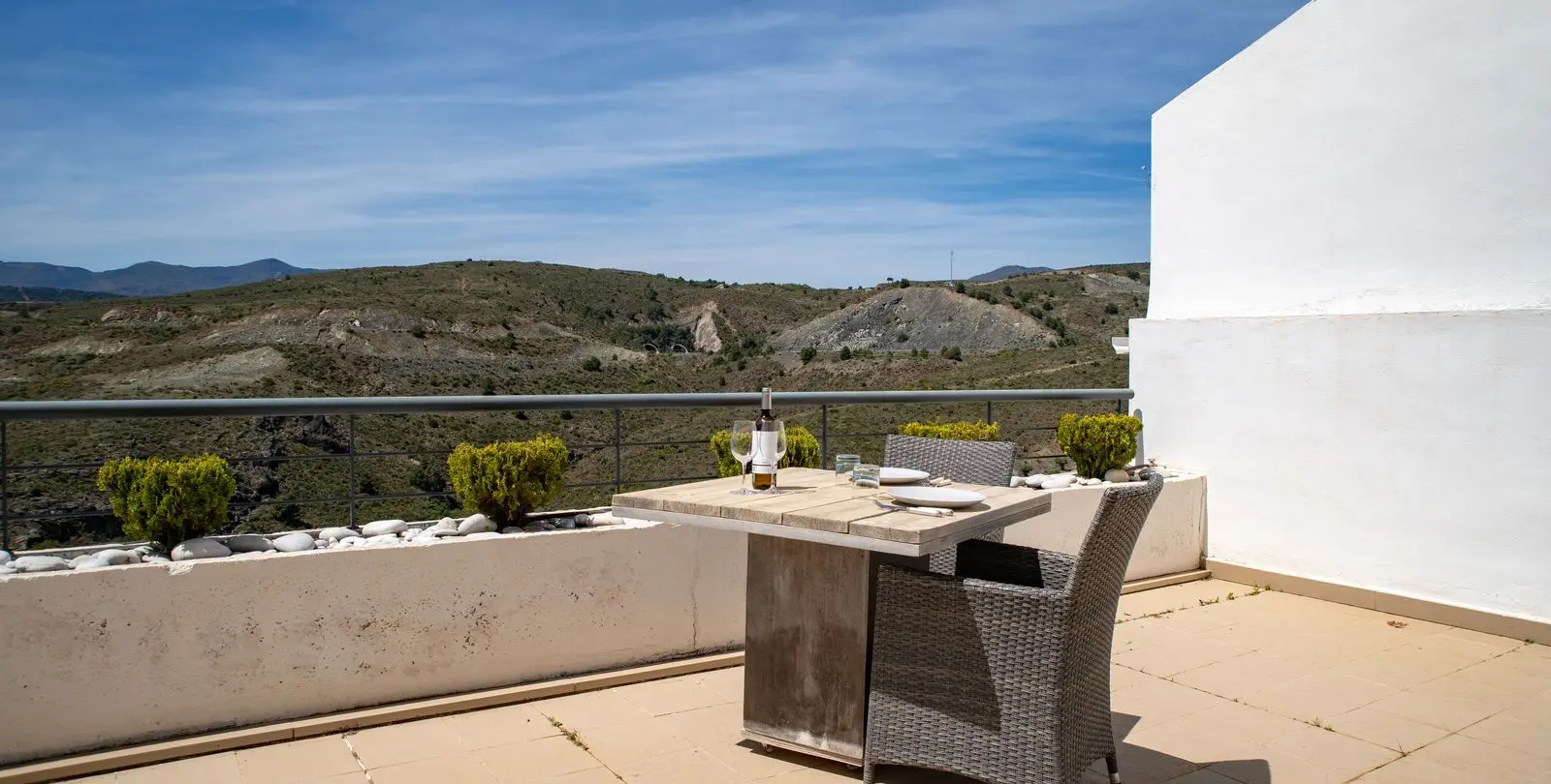 Sale of middle floor apartment in Benahavís 15