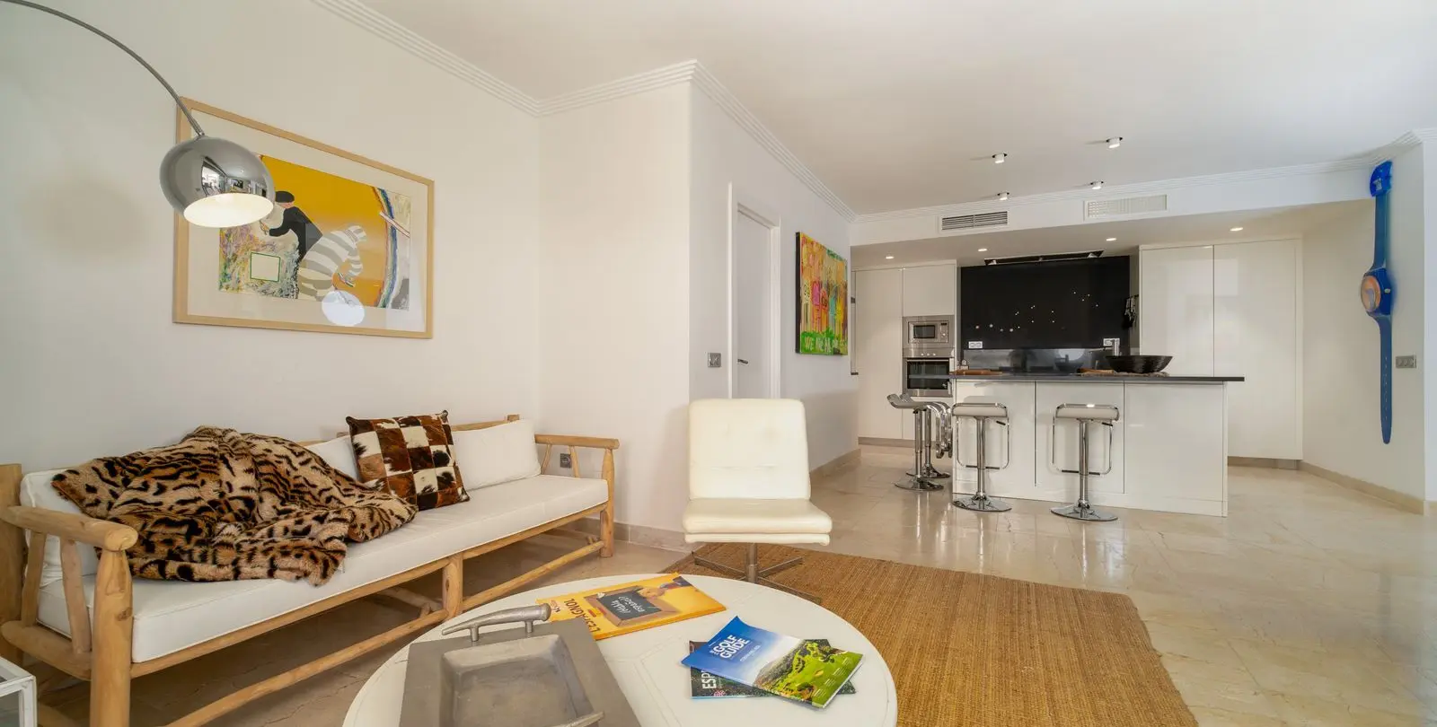 Sale of middle floor apartment in Benahavís 17