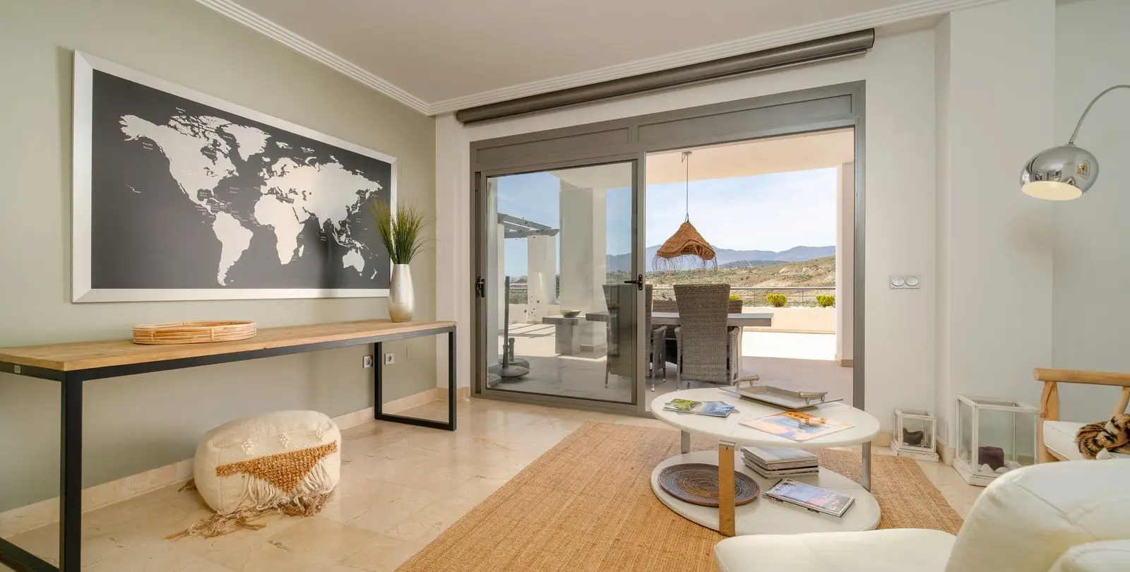 Sale of middle floor apartment in Benahavís 18