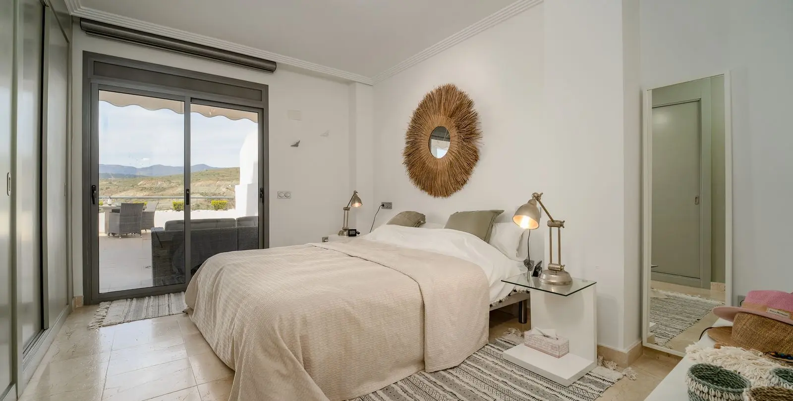 Sale of middle floor apartment in Benahavís 28