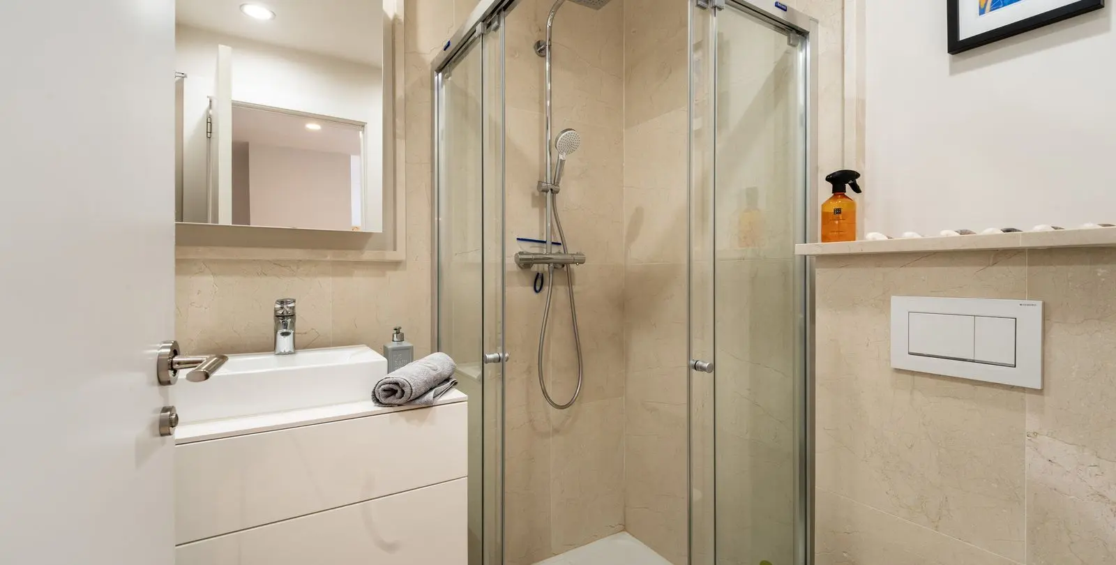 Sale of middle floor apartment in Benahavís 34