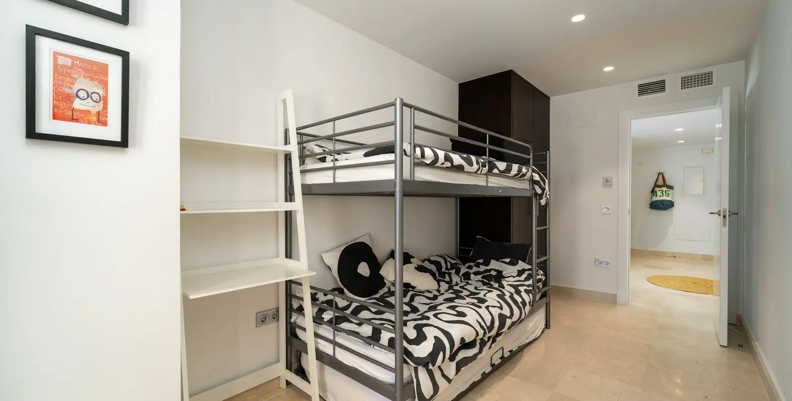 Sale of middle floor apartment in Benahavís 36