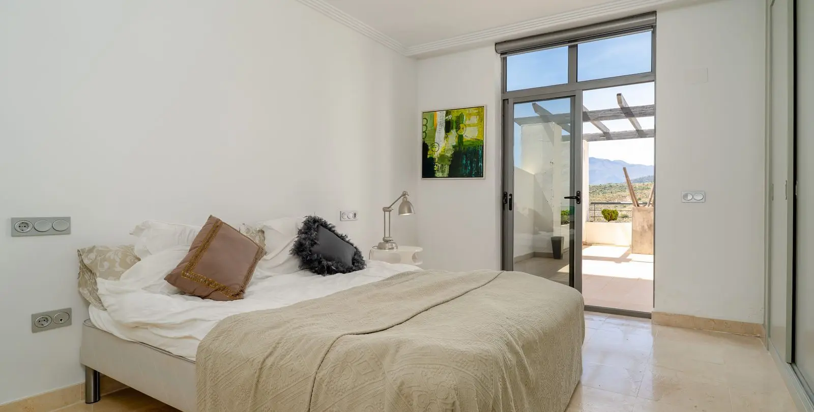 Sale of middle floor apartment in Benahavís 39