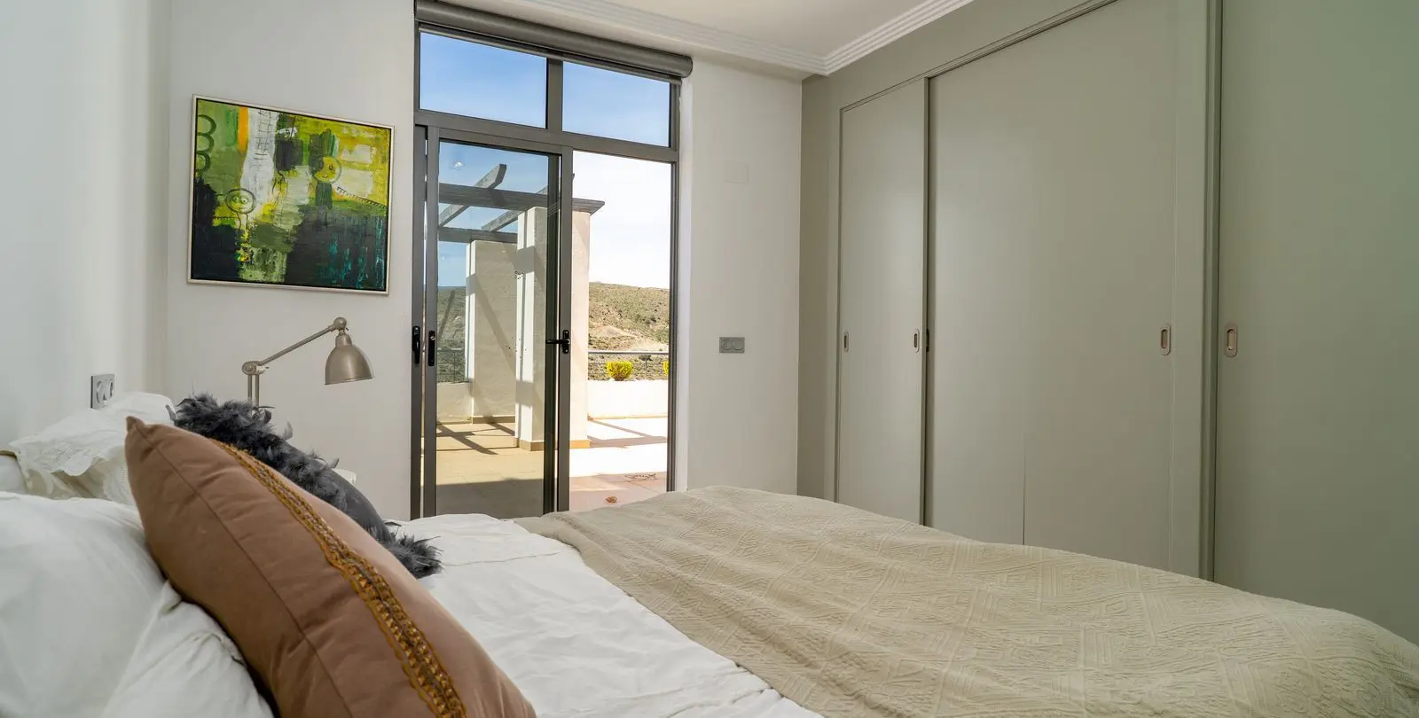 Sale of middle floor apartment in Benahavís 40