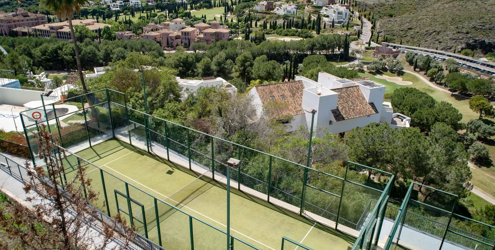 Sale of middle floor apartment in Benahavís 41