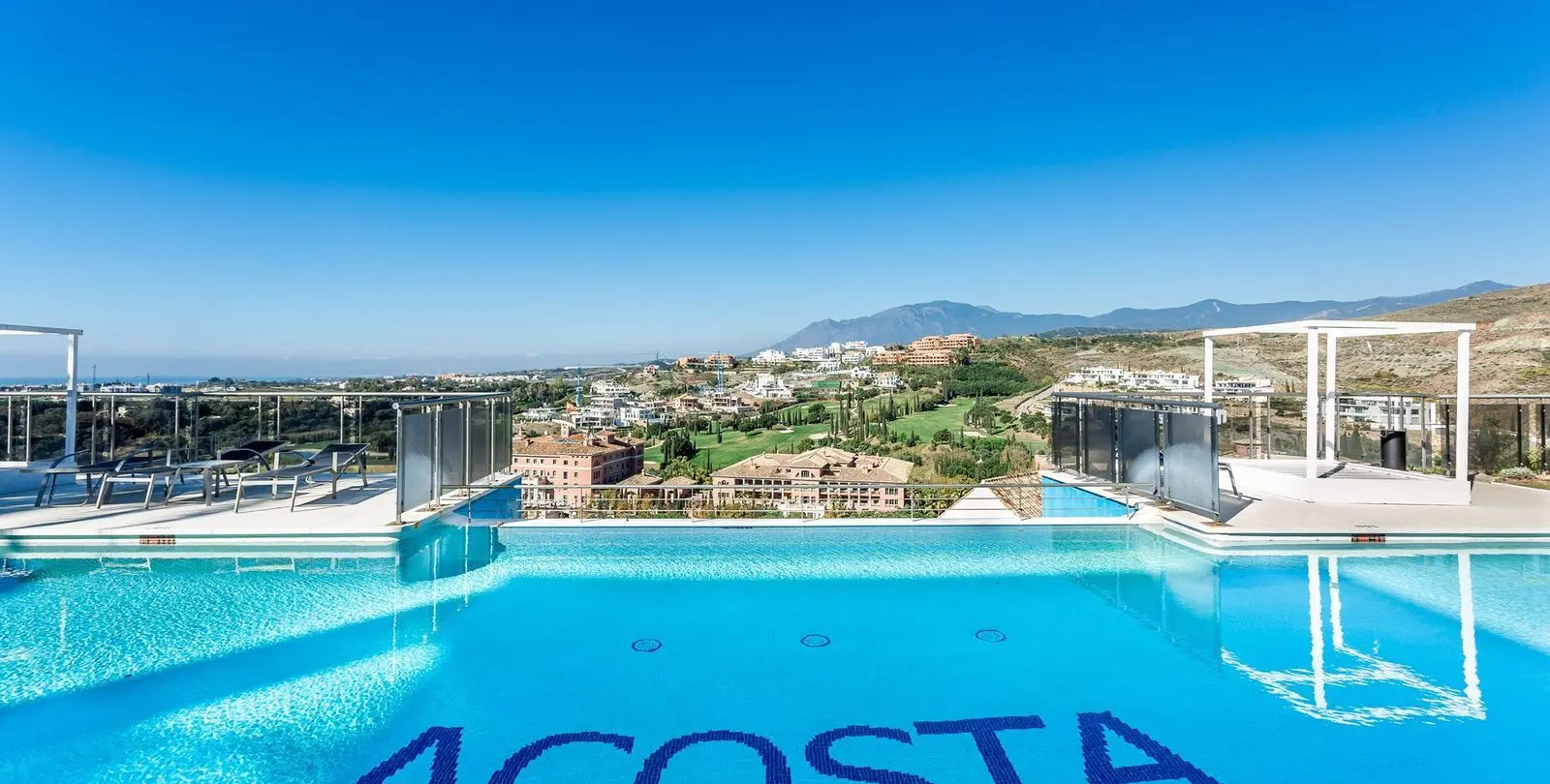 Sale of middle floor apartment in Benahavís 43