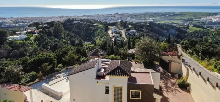Продажа  отдельно стоящей виллы в Estepona 0