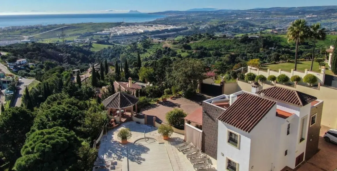 Продажа  отдельно стоящей виллы в Estepona 2